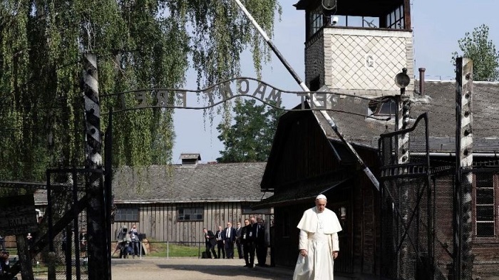 Pope arrives at Auschwitz death camp 
